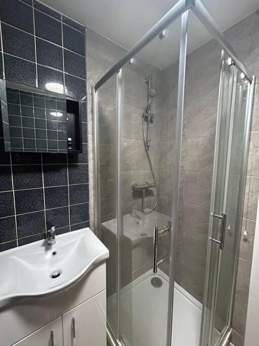 Spacious Studio Flat In Londen Buitenkant foto